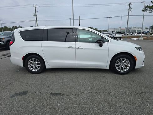 Used 2024 Chrysler Pacifica Touring-L image 6