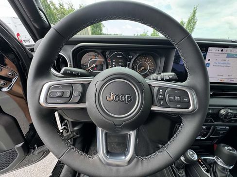 New 2025 Jeep Wrangler Unlimited Sahara w/ Technology Group AWD/4WD image 18