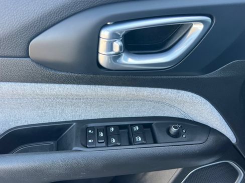 Used 2025 Jeep Compass Latitude AWD/4WD image 8
