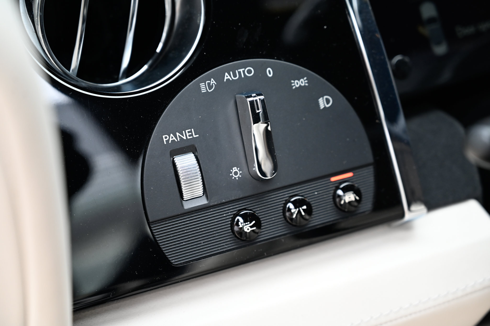 Used 2018 Rolls-Royce Dawn RWD image 21
