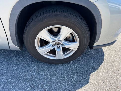 Used 2020 Toyota Highlander LE image 4