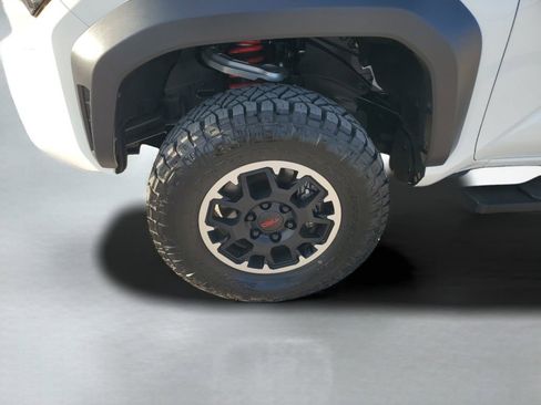 Certified 2025 Toyota Tacoma TRD Off-Road AWD/4WD image 25