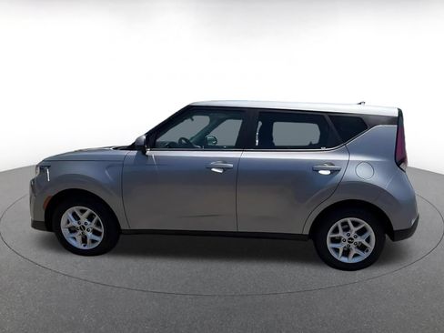 Used 2025 Kia Soul LX w/ LX Technology Package FWD image 9