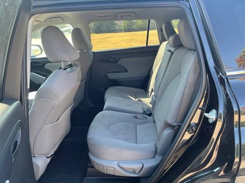 Used 2023 Toyota Highlander L FWD image 9