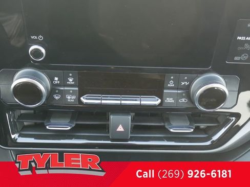 Used 2023 Toyota Highlander LE image 32