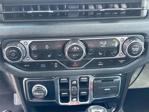 Used 2024 Jeep Wrangler Unlimited Sahara AWD/4WD image 15