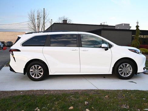 Used 2025 Toyota Sienna LE image 4