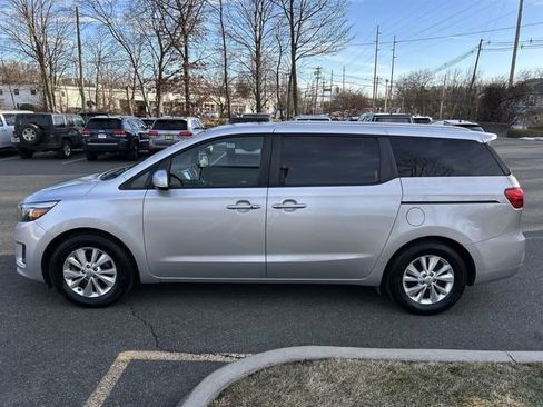 Used 2017 Kia Sedona LX w/ LX Essentials Premium Package image 5