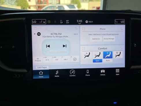 Used 2023 Chrysler Pacifica Touring-L FWD image 16