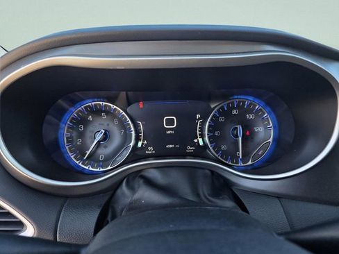 Used 2024 Chrysler Pacifica Touring-L image 37