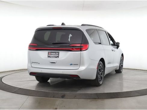 Used 2024 Chrysler Pacifica Premium FWD image 7