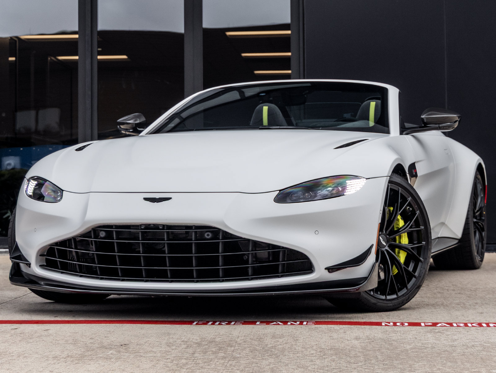Used 2023 Aston Martin V8 Vantage Roadster RWD image 1