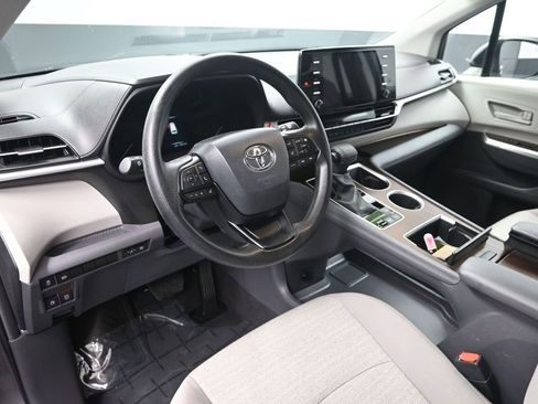 Used 2024 Toyota Sienna LE image 13