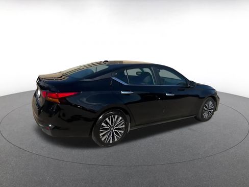 Used 2025 Nissan Altima 2.5 SV FWD image 14