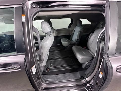 Used 2021 Toyota Sienna XLE FWD image 16