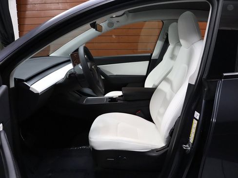 Used 2021 Tesla Model Y Long Range image 22