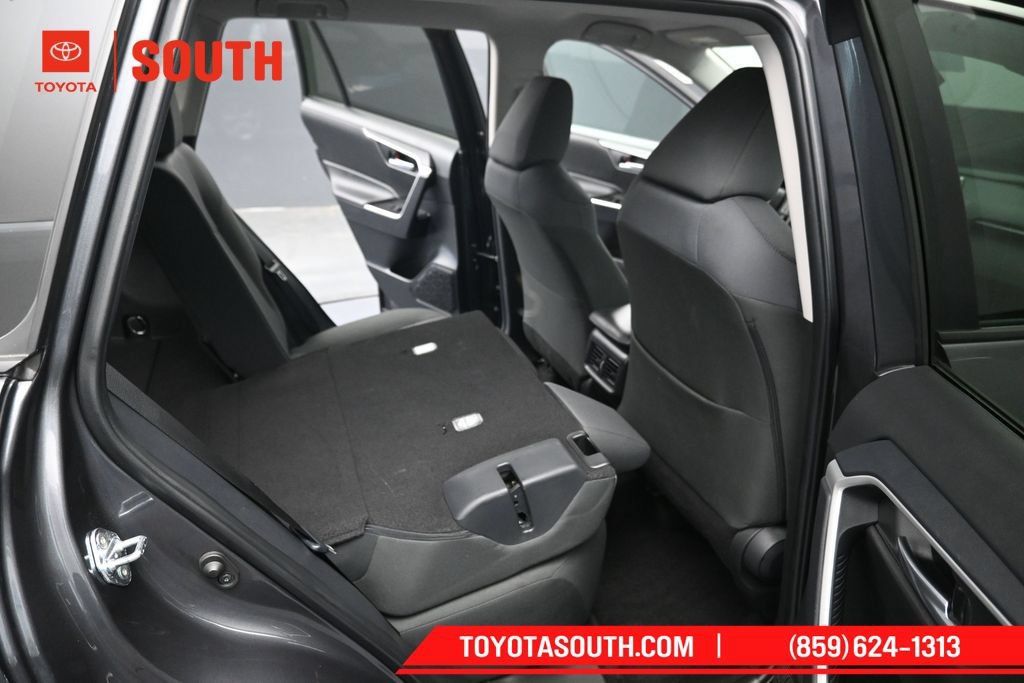Used 2025 Toyota RAV4 XLE AWD/4WD image 28