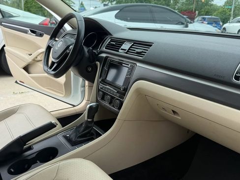Used 2018 Volkswagen Passat 2.0T R-Line w/ R-Line Lighting Package FWD image 13