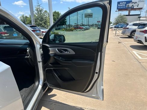 Used 2022 Chevrolet Traverse LT FWD image 26