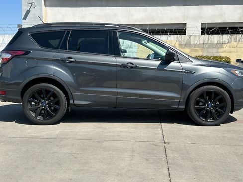 Used 2018 Ford Escape SE w/ SE Sport Appearance Package FWD image 9
