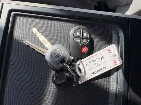 Used 2017 Toyota Sienna LE image 29