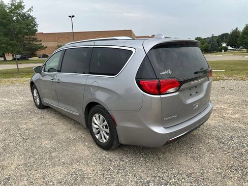 Used 2019 Chrysler Pacifica Touring-L FWD image 2