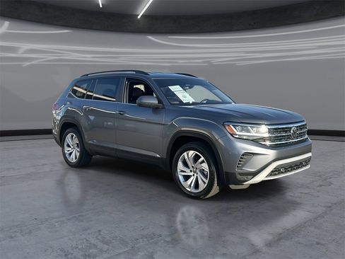 Used 2022 Volkswagen Atlas SE image 2