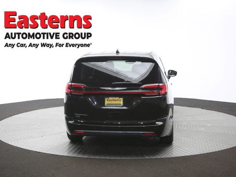 Used 2023 Chrysler Pacifica Touring-L FWD image 38