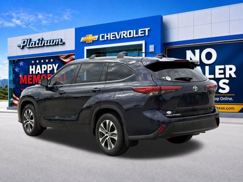 Used 2021 Toyota Highlander XLE FWD image 4