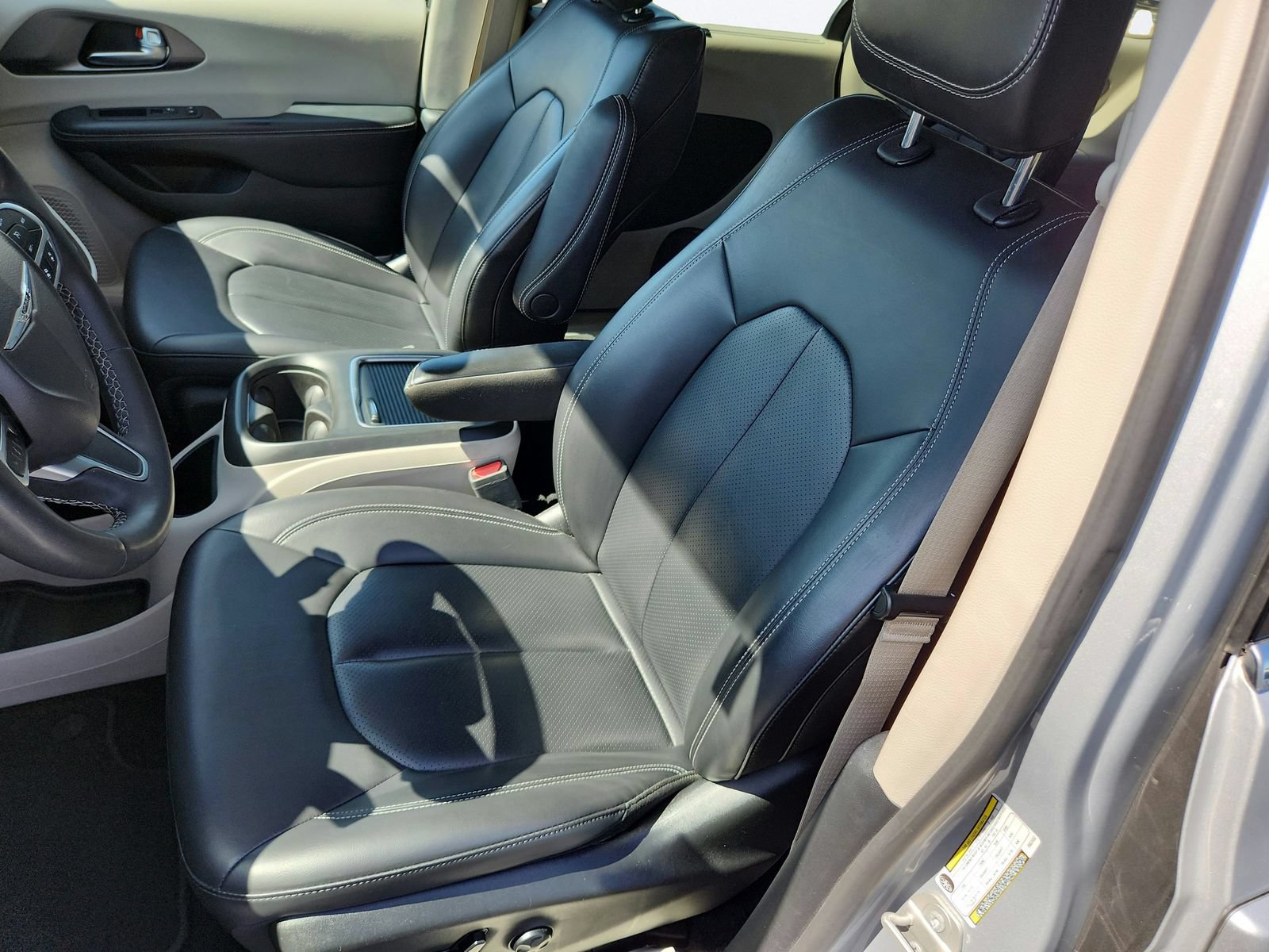 Used 2023 Chrysler Pacifica Touring-L FWD image 12