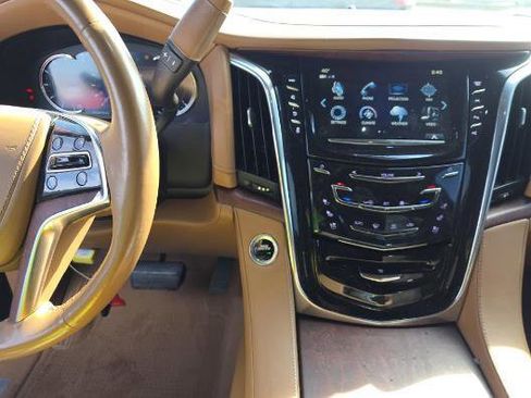 Used 2017 Cadillac Escalade Platinum image 11