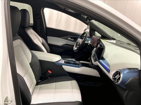 Used 2025 Chevrolet Equinox EV LT image 11