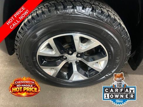 Used 2018 Jeep Cherokee Trailhawk AWD/4WD image 6