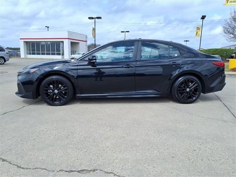 Used 2025 Toyota Camry SE image 2