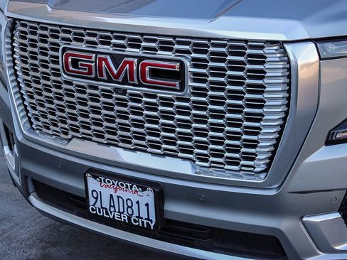Used 2024 GMC Yukon Denali w/ Advanced Technology Package AWD/4WD image 6