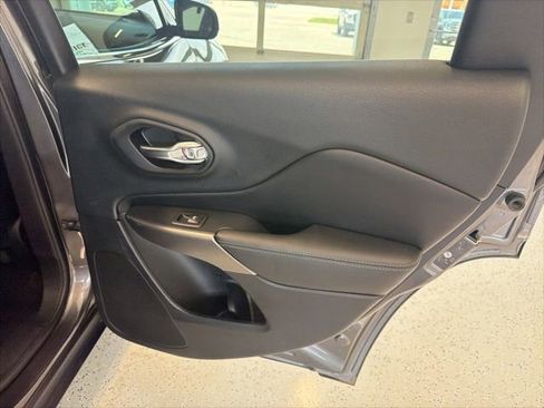 Used 2019 Jeep Cherokee Limited w/ Luxury Group AWD/4WD image 31