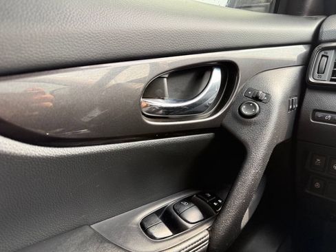 Used 2019 Nissan Rogue SV w/ Premium Package FWD image 10