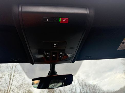 Used 2021 Volkswagen Atlas Cross Sport SE w/ Panoramic Sunroof Package image 18