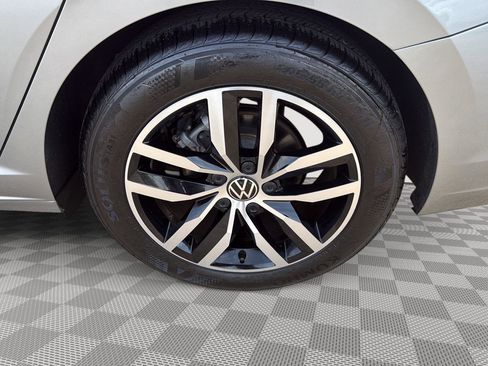 Certified 2025 Volkswagen Jetta SE image 9