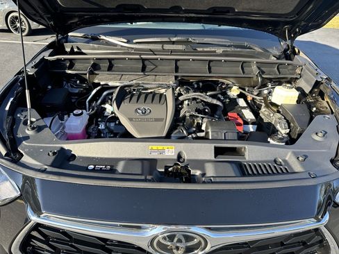 New 2025 Toyota Highlander Platinum image 45