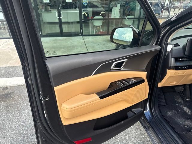 Used 2024 Kia Carnival LX FWD image 6