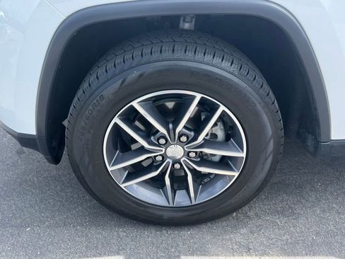 Used 2018 Jeep Grand Cherokee Limited AWD/4WD image 12