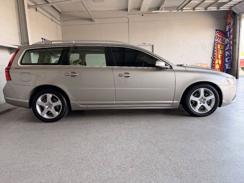 Used 2010 Volvo V70 FWD image 9