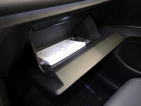 New 2025 Volkswagen Tiguan SE image 22