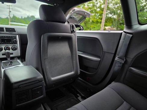 Used 2010 Dodge Challenger SE image 32