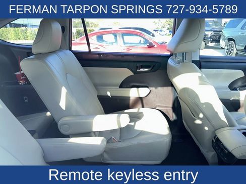 Used 2021 Toyota Highlander XLE image 7