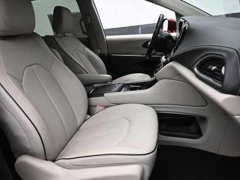 Used 2021 Chrysler Pacifica Limited w/ Premium & Safety Sphere Group FWD image 9