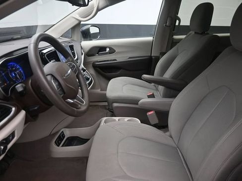 Used 2017 Chrysler Pacifica Touring w/ Tire & Wheel Group FWD image 16