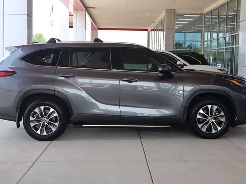 Used 2022 Toyota Highlander XLE FWD image 11