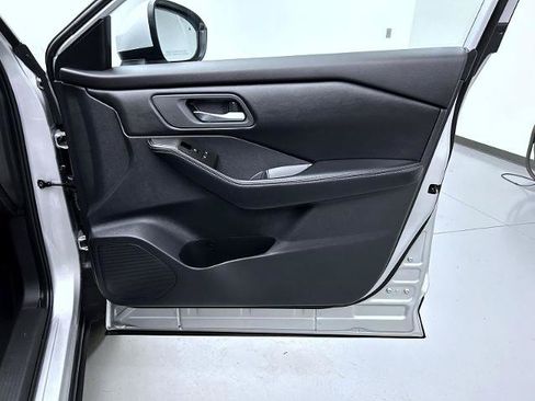 Certified 2025 Nissan Rogue SV AWD/4WD image 16